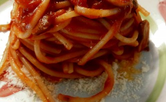 spaghetti pomodoro, funghi, speck al profumo di rosmarino