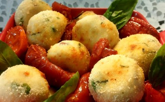 Polpette di ricotta e speck senza uova al pomodoro scottato