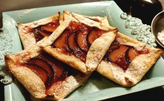 galette monoporzione con marmellata di susine e susine a fette