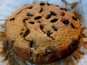 Torta integrale all'acqua zucchero di canna e bacche di goji appena sformata