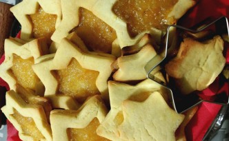 biscotti a forma di stelline con frolla all'olio d'oliva ripiene di marmellata al limoni