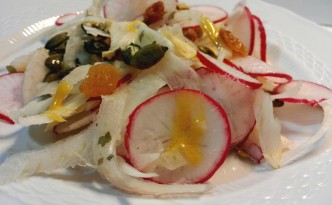 Insalata con finocchi, ravanelli, uva sultanina e semi di zucca condita con vinagrette di senape