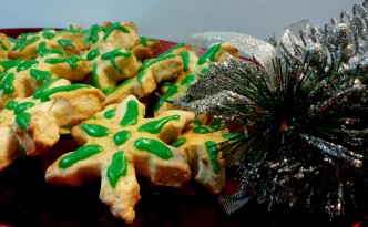 Stelle di Natale al limoncello decorati con ghiaccia reale verde