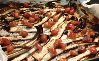 Radicchio trevigiano con melagrana, aceto balsamico e miele al forno