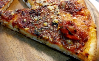 Pizza veloce con yogurt greco e senza lievitazione condita con pomodoro aglio ed aromi