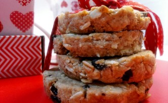 biscotti con farina integrale, di farro, fiocchi d'avena e prugne secche