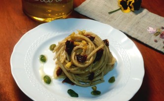 Spaghetti con pesto di pistacchi, pomodori secchi ed olio evo