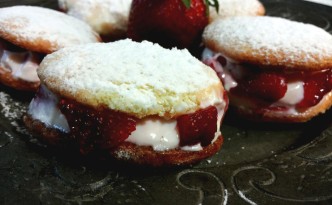 baci di pan di spagna morbidi ripieni con crema di formaggio e fragole