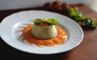 tortino di melanzane su letto di maionese di pomodoro pachino