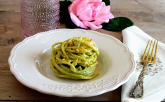 Spaghetto quadrato al pesto si sedano e noci