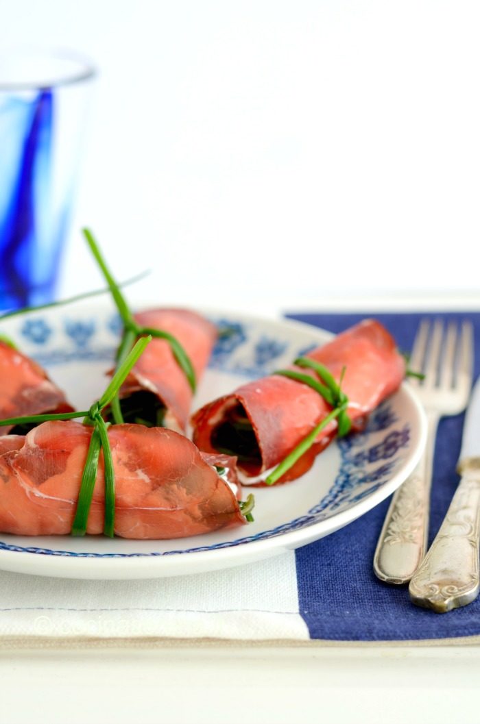 Involtini di bresaola con agretti e formaggio cremoso