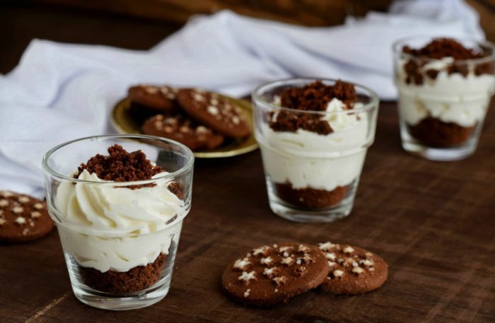 crema di ricotta dolce con crumble du pan di biscotto pan di stelle