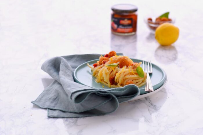 spaghetti con pesto di polpettine di tonno e pomodori secchi
